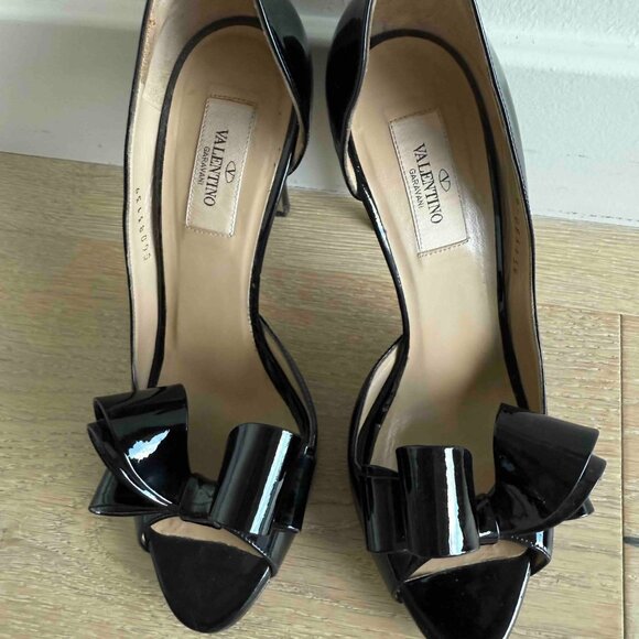 Valentino Garavani Black Patent Platform Peep Toe Bow Pumps - Picture 8 of 8